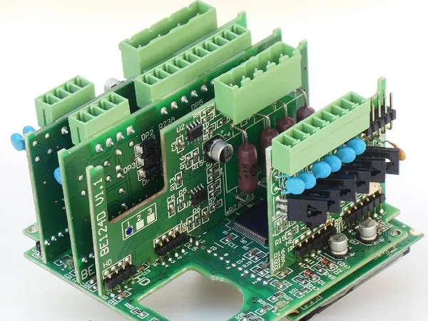ESEMPIO-DI-SCHEDA-ELETTRONICA-MISTO-TRADIZIOINALE-pth smt
